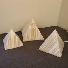Load image into Gallery viewer, Natural Pyramid Alabaster Lamps - set 1